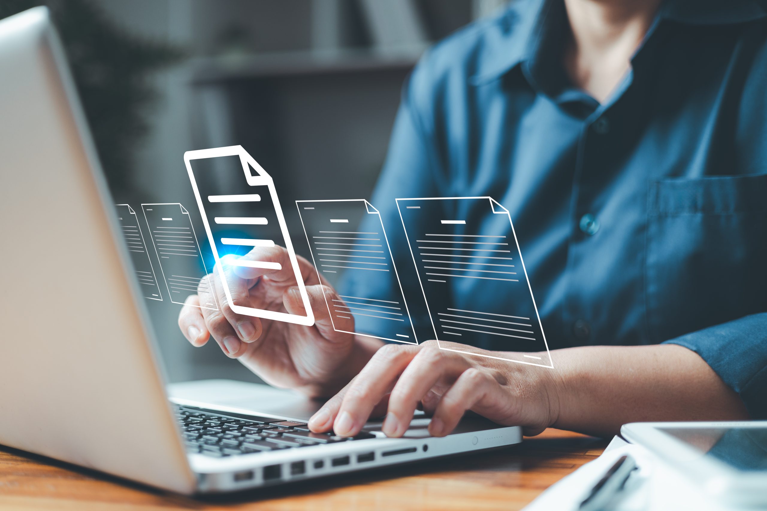 Pessoa organizando documentos digitais para licença ambiental simplificada de empresa